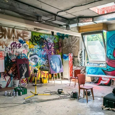 Pared pintada con materiales de arte